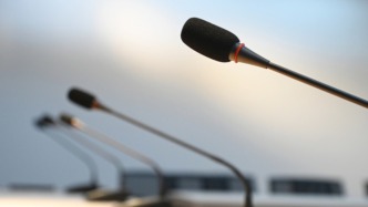 鄭柵潔主持召開民營企業(yè)座談會