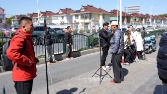 被“催”成網(wǎng)紅的河南水煎包店門(mén)口，主播們?yōu)楹味鴣?lái)？