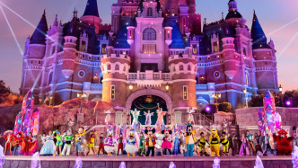 粉絲奔赴、演出煥新，上海迪士尼十周年慶典啟幕