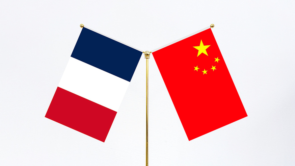 王毅同法国总统外事顾问博纳通电话，就中东局势进行沟通