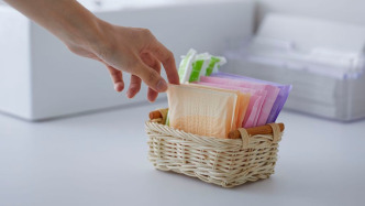 中青評論：買不到衛(wèi)生巾只能站著？火車上的“月經焦慮”該解了