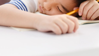新華社調(diào)查：上課熊貓眼、課間趴桌板，為何孩子們總?cè)庇X？