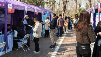 清華年度規(guī)模最大校園招聘會(huì)舉行，就業(yè)市場(chǎng)呈現(xiàn)多個(gè)新趨勢(shì)