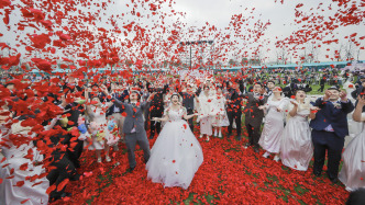 雙子山下、黃浦江畔，上海浦東舉行百對新人集體婚禮