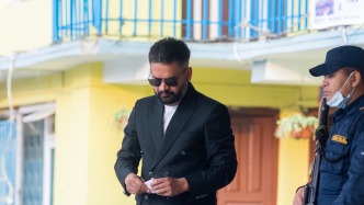 把垃圾倒在政客家門口的90后說唱歌手，會帶給尼泊爾人“幸?！眴?？｜907編輯部