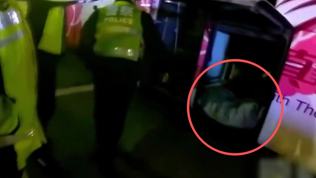 司机为给乘客腾位置睡进行李舱，大客车超载被处罚