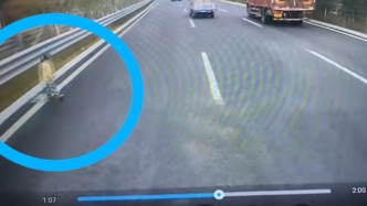 女童獨行快車道，路過司機擋住車流抱上車后報警