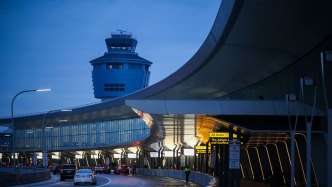 美國紐約機(jī)場(chǎng)一架客機(jī)與消防車相撞