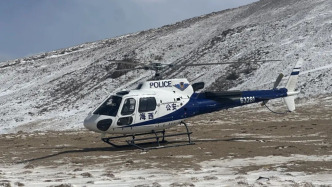 青海4名管护员被暴雪围困在无人区，警用直升机救援转运