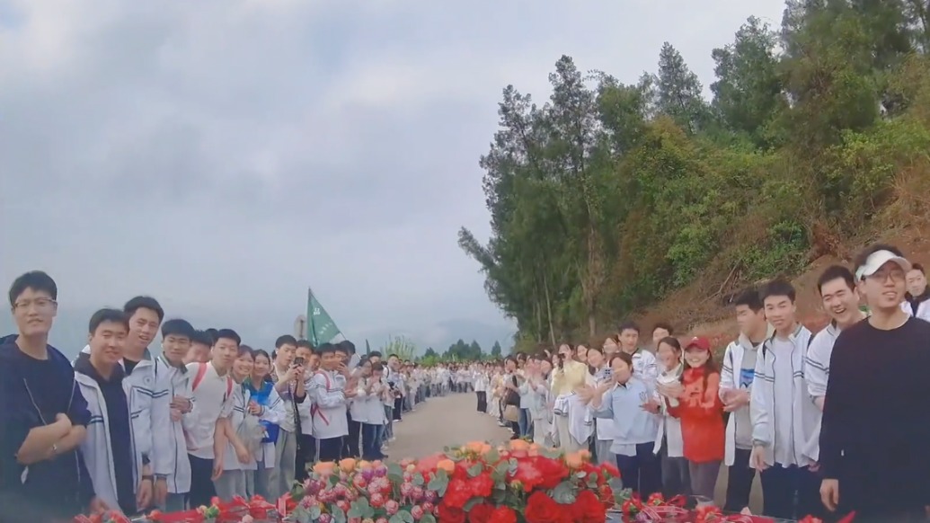 最暖偶遇！春游學(xué)生主動(dòng)為婚車讓行并鼓掌送祝福