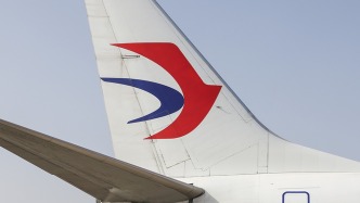 東航：北京至上海航班落地后，旅客手機(jī)掉落縫隙受擠壓冒煙起燃，航班運(yùn)行未受影響