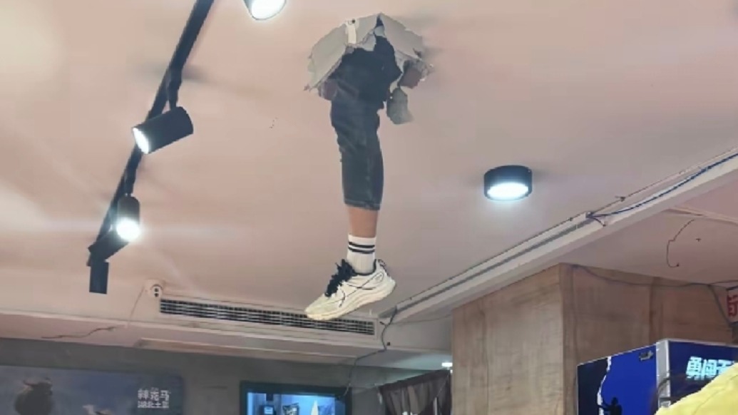 顧客吃飯時天花板破裂出現一條人腿，武漢一飯店：系樓上裝修踩空，已為顧客免單