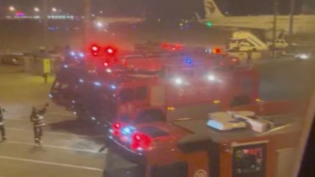 東航回應(yīng)“航班落地后機(jī)艙內(nèi)出現(xiàn)火情”：旅客手機(jī)受擠壓冒煙起燃，航班運(yùn)行未受影響