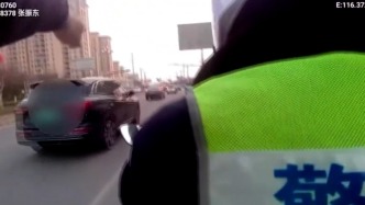 交警吼出“急救通道”，8分鐘護送孕婦就醫(yī)