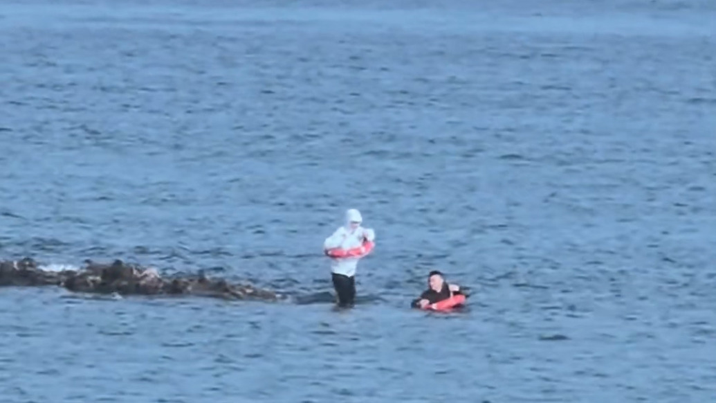 “不能眼睜睜看著人出事”，熱心大哥下海營救被困礁石小伙