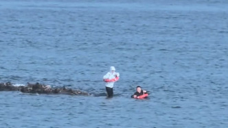 “不能眼睜睜看著人出事”，熱心大哥下海營(yíng)救被困礁石小伙