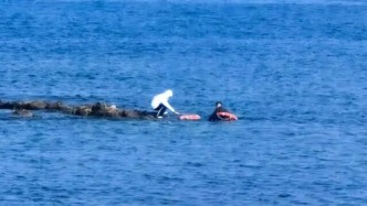 “沒(méi)下過(guò)海，這是頭一次”，路過(guò)大哥孤身跳入冰海，營(yíng)救被困礁石的小伙