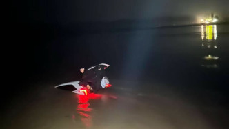 轎車掉下浮橋被困者鉆出后備廂等救援，救援隊(duì)駕船營救