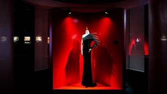 當(dāng)“時尚啟蒙者”遇見“時尚古鎮(zhèn)”：皮爾·卡丹回顧展亮相濮院