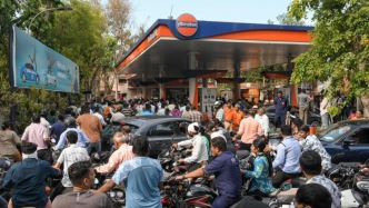 “第四大經(jīng)濟體”的增長故事：霍爾木茲海峽斷航后，新德里小吃攤燃起木柴