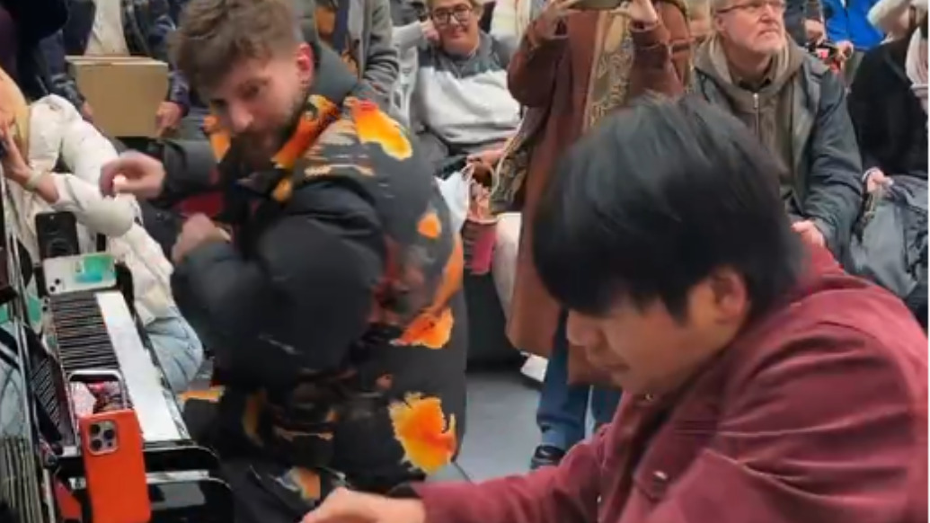 邊玩魔方邊彈奏，郎朗閃現(xiàn)巴黎里昂火車站與街頭鋼琴家斗琴