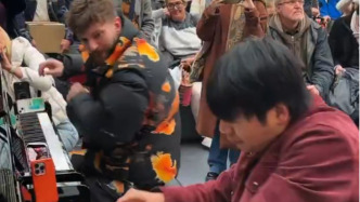 邊玩魔方邊彈奏，郎朗閃現(xiàn)巴黎里昂火車站與街頭鋼琴家斗琴