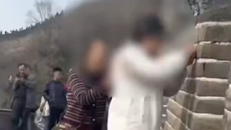 游客在八達(dá)嶺長城城磚刻字被行政拘留