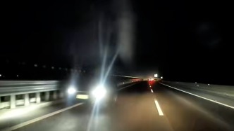 轎車在高速公路超車道逆行還閃燈，海南澄邁交警：將處罰