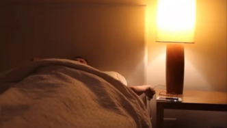 20歲女生長期開燈睡覺胖到200斤，醫(yī)生：夜間光線抑制褪黑素分泌