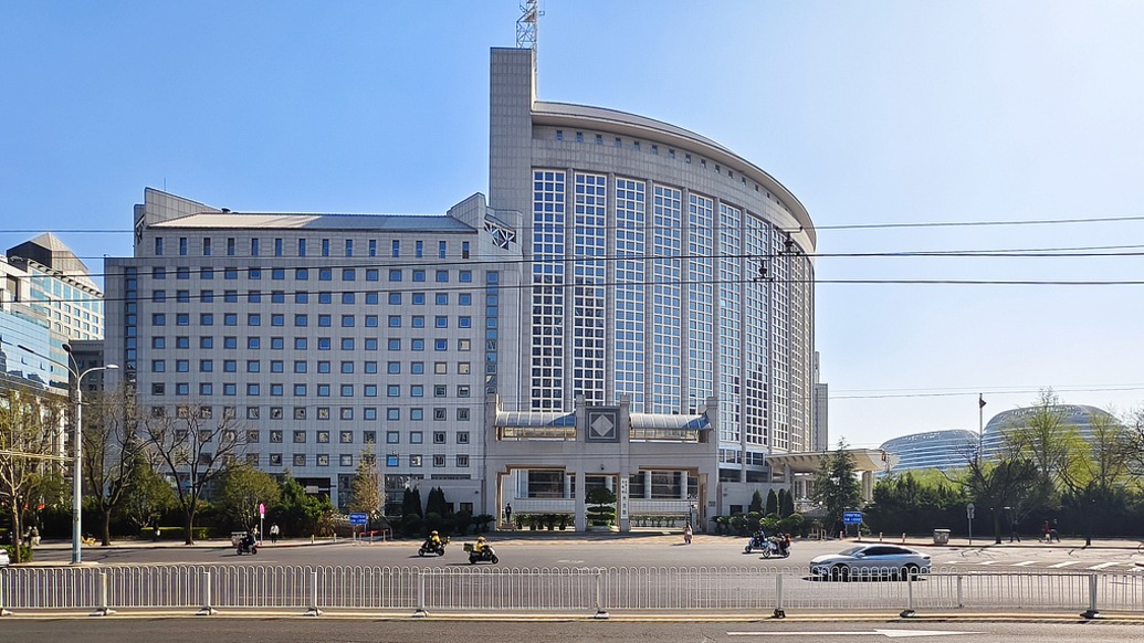 自称日本自卫队现役官员强闯中国驻日本大使馆，外交部：严正交涉，强烈抗议
