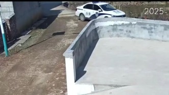 湖南湘潭一辅警开警车回家砸毁邻居财物，被辞退后尚未被行政处罚