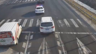 “跟著我們走！”送醫(yī)車輛被困于車流中，交警急速開道護送