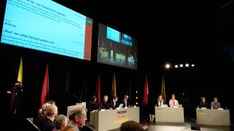 審判德國(guó)選擇黨還是審判德國(guó)：兩場(chǎng)訴訟在劇場(chǎng)和法院同時(shí)上演