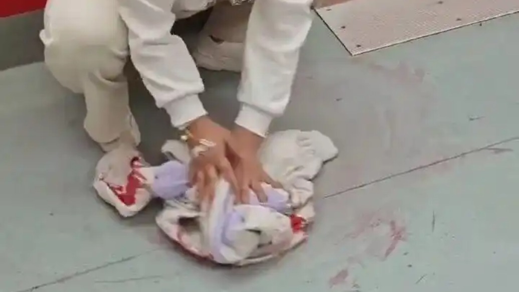 地鐵里吐血后用外套擦地的22歲女孩已轉(zhuǎn)院接受治療,收到上萬元捐款