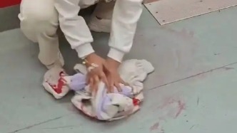 地鐵里吐血后用外套擦地的22歲女孩已轉(zhuǎn)院接受治療，收到上萬元捐款