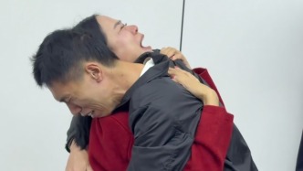 陌生人用“買面包”為由騙走弟弟，33年后再相見(jiàn)，姐姐為弟弟準(zhǔn)備了滿桌面包