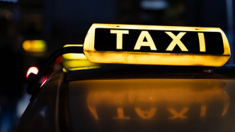 出租車司機(jī)“24公里要價(jià)150元”未果半路甩客，被立案調(diào)查