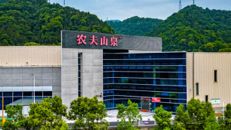 農(nóng)夫山泉去年營收首破500億元大關，飲用水業(yè)務已恢復增長