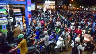 連線｜油價暴漲沖擊波下的海外華人：美國旅游業(yè)者“省著開”，越南車主“熬夜等”