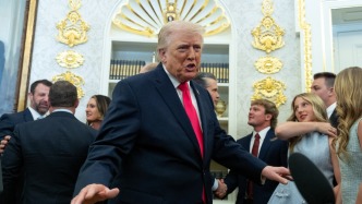 又贏了？特朗普聲稱已實現(xiàn)伊朗的政權更迭，“他們還同意放棄擁核”