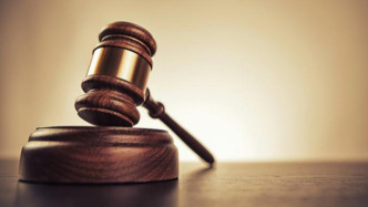 鞍山中院再審認為一詐騙案原判確有錯誤發(fā)回重審，重審法院仍維持原判