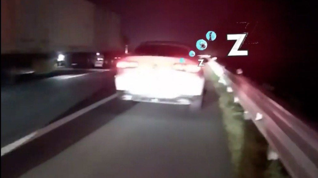 司機(jī)醉駕停在高速應(yīng)急車(chē)道睡覺(jué)，被查后三連問(wèn)：我在哪？幾點(diǎn)了？很?chē)?yán)重嗎？