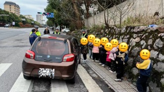 核載5人實載9人！除司機外全是未成年人，其中一名孩子待在后備廂