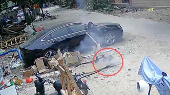 住戶門前紙箱起火險引燃旁邊車輛，路過女孩鏟沙撲滅