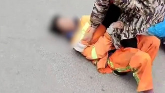 女子穿环卫工服行窃被摁倒，商户：该女子多次在商场行窃被抓