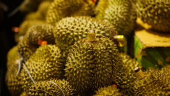 三亚通报网民称买榴莲被坑：涉事摊贩无照经营短斤缺两，拟罚6万