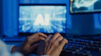 央媒：企业在享受AI技术红利时，也要履行劳动者就业保护责任