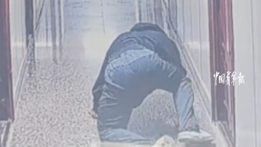 男子做飯時(shí)不慎切到手指，因暈血昏倒多次后艱難爬去醫(yī)院