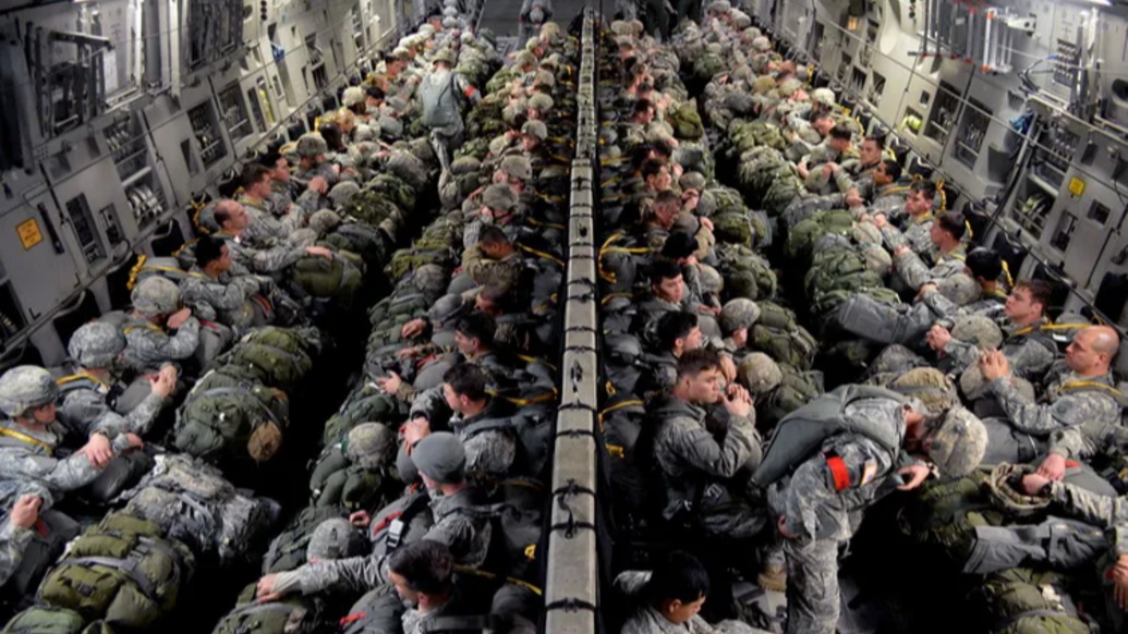 釋疑｜伊朗布雷增強(qiáng)防御，美第82空降師出動(dòng)！2分鐘看美軍奪島推演