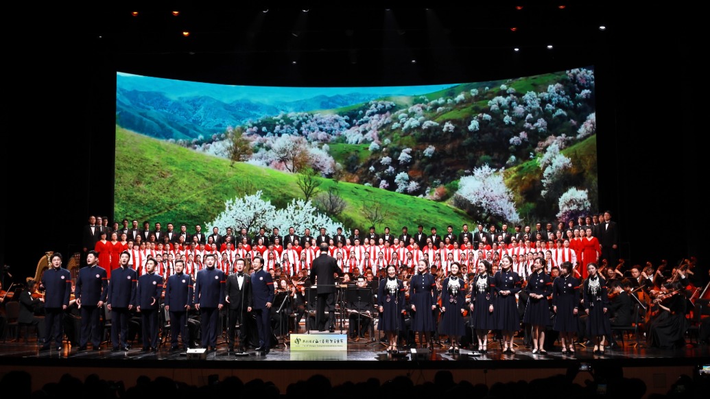 在歌聲中“重走長(zhǎng)征路”，廖昌永石倚潔領(lǐng)唱“上海之春”